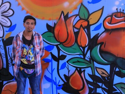 Artista callejero da color a un barrio marginal de Santiago de Chile