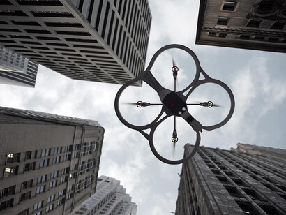 Un drone entre los rascacielos de una gran ciudad