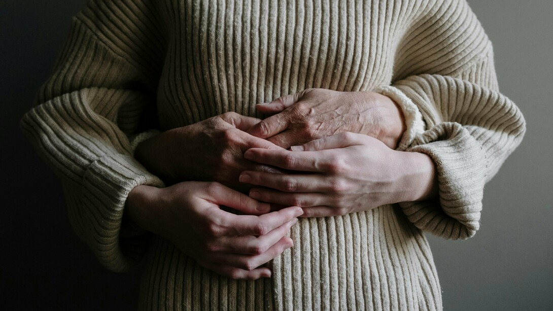 Due persone si abbracciano mostrando le mani