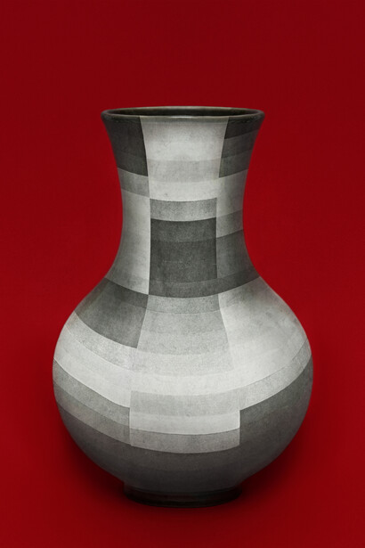 Simulation II – Presence of tonality
Grey tonal range on long neck vase.
Medium: UV printing on tempered glass.
© Alinka Echeverria, 2018/ BMW Artist in residence at the musée Nicéphore Niépce
 