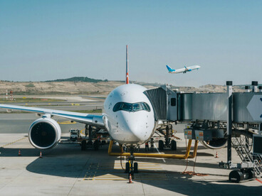 Avion prêt au départ sur le tarmac, passerelle encore attachée. C’est dans un appareil de la compagnie Etihad que le couple s’envole pour l’Inde, ignorant encore les complications administratives qui les attendent