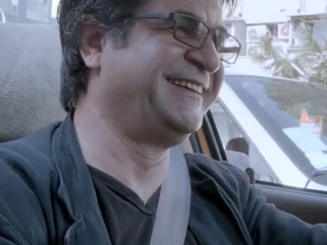 Dans Taxi Téhéran (2015), la voiture devient un microcosme de la société iranienne, révélant tensions et contradictions