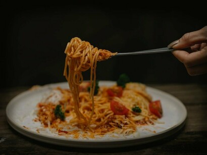 E alla fine, nel delirio di quei momenti, corsi negli spogliatoi lerci di quella merda di capannone di cemento e tirai fuori dalla sacca il tupperware con dentro l'assassina di zia