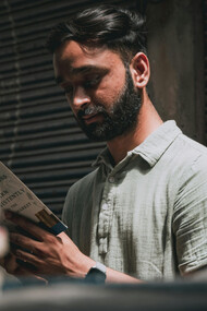 A leitura envolve mais do que as palavras na superfície. Requer a interpretação do que está além do literal, integrando conhecimentos semânticos e pragmáticos que enriquecem os sentidos construídos