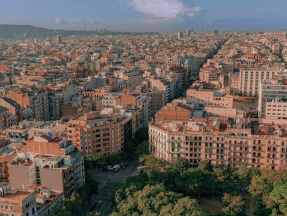 La gran masa urbana que, de un momento a otro, vio interrumpida su economía y telecomunicaciones. Barcelona, Cataluña, España