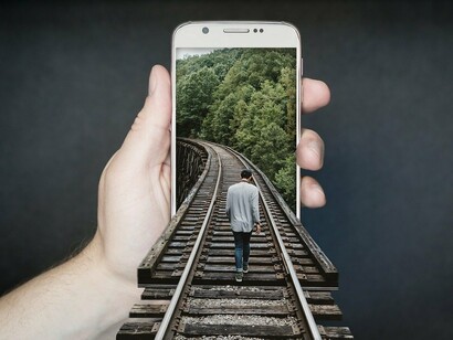 Lo smartphone, ormai, è sotto molti aspetti una grande perdita di tempo: a portata di un click si hanno esperienze immersive di qualsiasi tipo