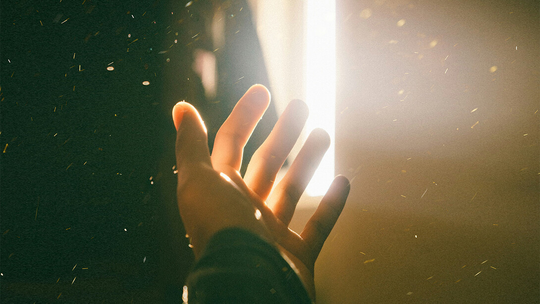 Fresta de luz. A luz entrou no quarto sem pedir licença e inundou-me os olhos enquanto esperava, numa dolência, pelo derramar das horas