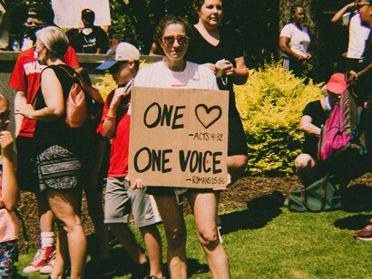 Voce. All’inizio del movimento altermondialista era dunque nata IAI, una rete, o meglio, uno strano animale collettivo, tra i primi ad essere strutturato sull’attivismo: le gambe ben ancorate a livello locale, la testa ben cosciente delle sfide globali