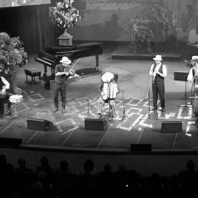 Proverbio romaní "Puliklè puliklè zàppe anglè"  (Poco a poco avanzamos)

