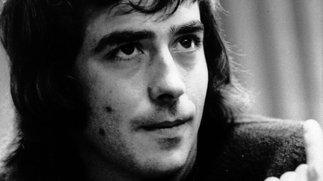 Joan Manuel Serrat Teresa​ (Barcelona, 27 de diciembre de 1943) es un cantautor, compositor, actor, escritor, poeta y músico español