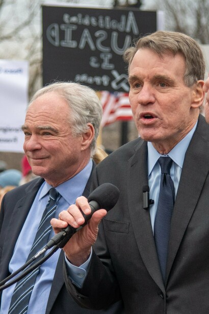 El senador Mark Warren en una protesta junto a trabajadores de la USAID, febrero de 2025, Estados Unidos