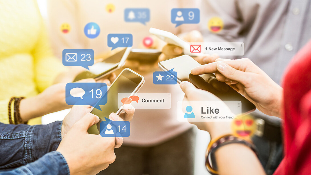 Personas haciendo uso de redes virtuales a través del móvil. Usamos las RV para conseguir beneficios inmediatos y olvidamos que también nos producen costes y efectos no deseados