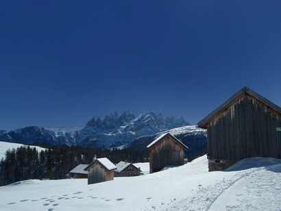 Costruzioni in legno sulle montagne innevate