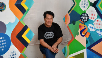 El artista Otto Apuy, quien recibió el Premio de la Crítica 2022, AICA, Costa Rica en la categoría «Maestros consagrados», en su atelier