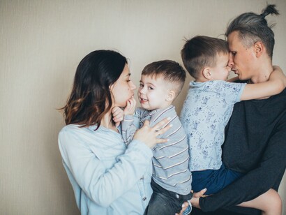 Pais e filhos demonstram carinho