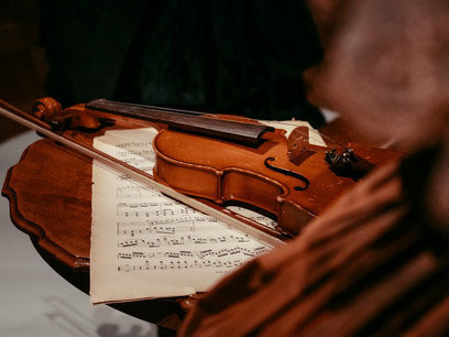  O violino solo não apenas elabora, mas amplifica os temas orquestrais, conferindo uma dimensão sinfônica única
