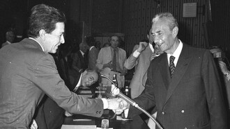 El «compromesso storico» resumido en un apretón de manos entre Enrico Berlinguer (PCI) y Aldo Moro (DC)