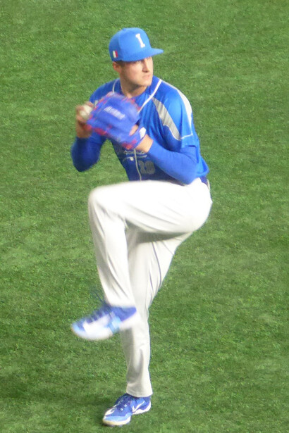 Ryan Castellani, lanzador del equipo de Italia, durante el calentamiento previo al partido del Clásico Mundial de Béisbol del 16 de marzo de 2023