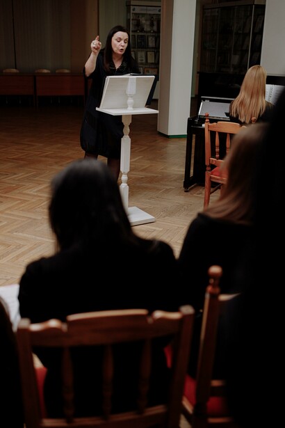 Maestra conduz uma orquestra