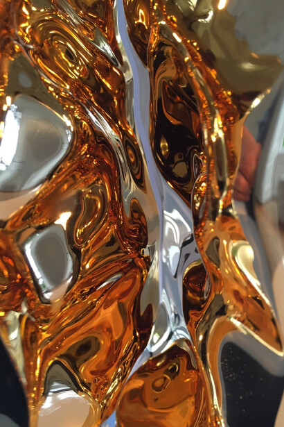 Daniel Chadwick, Come
Again,
2015
(detail), 9
micron
gold-­plated
bronze, 38mm
x
66mm
x
190mm
(high) ©
Chadwick
Studio.
Photo:
Paulina
Korobkiewicz,
courtesy
Dadiani
Fine
Art