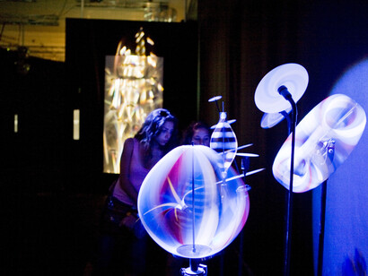 Visitantes contemplando una obra de Paul Friedlander dentro de la exposición "Máquinas y Almas"