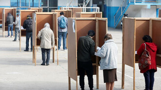 Ciudadanos chilenos votando en la primera vuelta realizada el 21 de noviembre