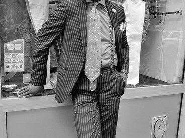 En Kinshasa, los Sapeurs saben que nada los protegerá —ni el dinero, ni los trajes, ni los seguidores— y aun así deciden ser visibles, elegantes, presentes.  Jocely Armel, conocido como Bachelor, 01.11.2020. Es un sapeur de la República Democrática del Congo 