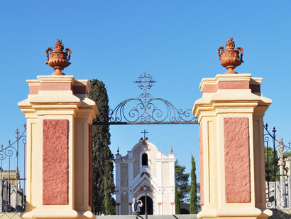 La calle principal está reservada a los suntuosos panteones de los acaudalados indianos, algunos de ellos traficantes de esclavos. Entrada de acceso al cementerio modernista de Lloret de Mar 1901, (Selva-Cataluña), (1901).España