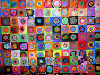 Os alunos aprendem sobre a vida ea arte de Wassily Kandinsky e criar uma grande mural escolar baseado em seu círculo concêntrico