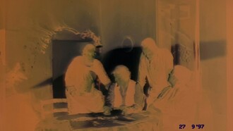 Castello di Gropparello, provincia di Piacenza. Negativo del primo scatto: il gruppo appare perfettamente a fuoco, nonostante il flash non fosse stato utilizzato. Foto di Walter Maria Calarco