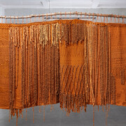 Angélica Serech, Temps entrelacé – deep time, ausstellungsansicht. Mit freundlicher genehmigung des Internationalen Rotkreuz- und Rothalbmondmuseums