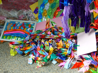Yini Airet, encontró consuelo en el origami y refugio en el yoga, dos formas de ordenar su mundo. Ambos reclaman una forma especial de respirar