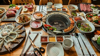 Grelha com churrasco tipicamente coreano. Nos últimos anos é crescente o número de restaurantes especializados em cozinha sul coreana aqui na cidade de São Paulo, algo que começou de maneira bastante tímida, voltada inicialmente para a colônia de imigrantes que chegaram em nosso país nas décadas de 1980 e 1990, mas que hoje já alcança a todos, com diversas opções, especialmente pelos bairros da Liberdade, Aclimação e Bom Retiro