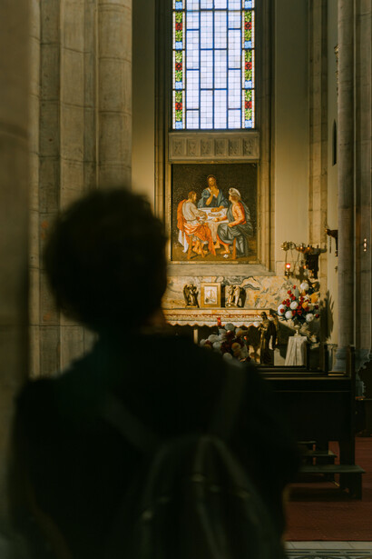 Jovem católico visita a Basílica de São Pedro, na cidade-estado do Vaticano, Itália