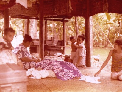 Valentina con la famiglia di Lisa nella loro faleo'o, casetta in legno dove ci si rilassa, Apia, Western Samoa. Foto di Giò Barbieri