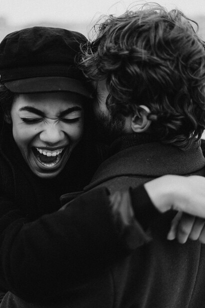     Descubra como o amor ativa neurotransmissores e hormônios que reduzem o estresse e aumentam o prazer, sendo essencial para nossa saúde mental
