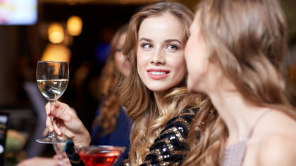 Dos amigas brindando