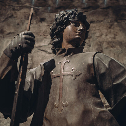 A Ordem dos Pobres Cavaleiros de Cristo, liderada por Hugo de Payens, foi formada para proteger os peregrinos na Terra Santa e recebeu reconhecimento oficial da Igreja