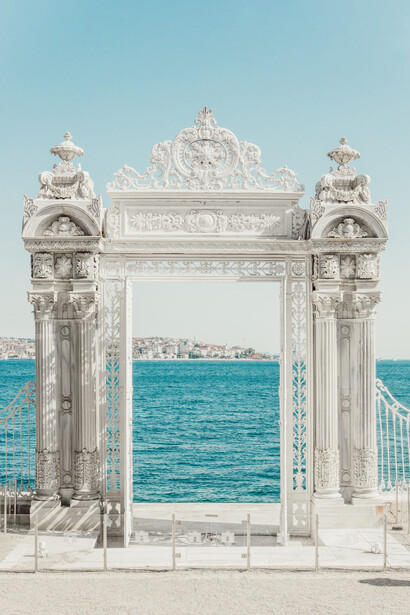 Portón de rejas frente al mar. El dinero vibra en resonancia con lo que sentimos, pensamos y hacemos en relación con él