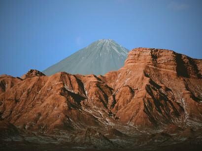 Dans l’immensité minérale de l’Atacama, la complexité retrouve son origine : un monde sans repères, où chaque relief semble poser une question sans réponse