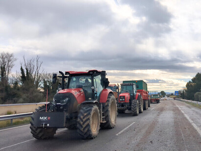 Des membres du mouvement « Révolte paysanne » ont bloqué l'autoroute A7 à Garrigàs, dans la région de l'Alt Empordà en Espagne, pour exprimer leur opposition au Mercosur