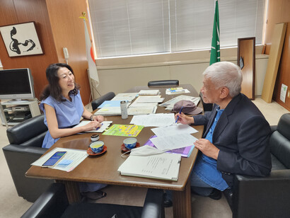Author Walden Bello interviews the new Mayor, Satoko Kishimoto in her office