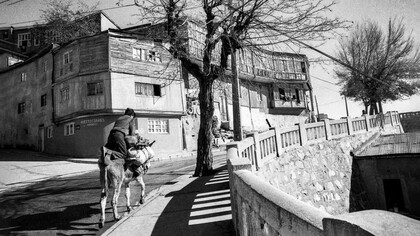Valparaíso es una ciudad portuaria de la costa de Chile. Es conocida por sus elevados funiculares y sus coloridas casas sobre acantilados