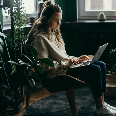 A automação de processos administrativos com plataformas como UiPath e Power BI está revolucionando a produtividade