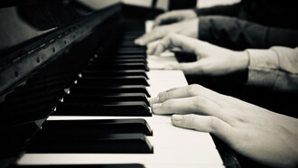 Siempre acaba sonando de fondo Chopin. Sus Nocturnos en mi intento de desaparición en esa neblinosa temporada varsoviana