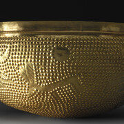 Sotto dischi solari e falci lunari pascolano serenamente dei cervi. La pesante coppa d’oro massiccio mostra a un tempo cielo e terra. È stata sepolta da una comunità contadina, probabilmente come offerta agli dei per garantire la fertilità nel suolo e nella stalla. Coppa, oro. 1100 a.C. circa. Zurigo-Altstetten. Canton Zurigo. © Museo nazionale svizzero