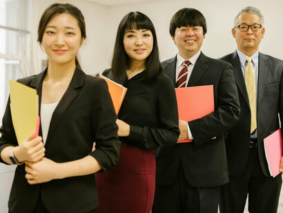 A relação com fornecedores e parceiros também segue essa lógica. Em vez de negociações agressivas focadas apenas em preço, empresas japonesas priorizam parcerias duradouras. O objetivo é construir cadeias de valor estáveis, onde todos crescem juntos. Essa abordagem reduz volatilidade, melhora qualidade e cria barreiras competitivas difíceis de replicar. A interdependência é vista como força, não como fragilidade
