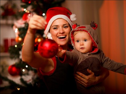 Una madre y su hijo compartiendo momentos tiernos en navidad
