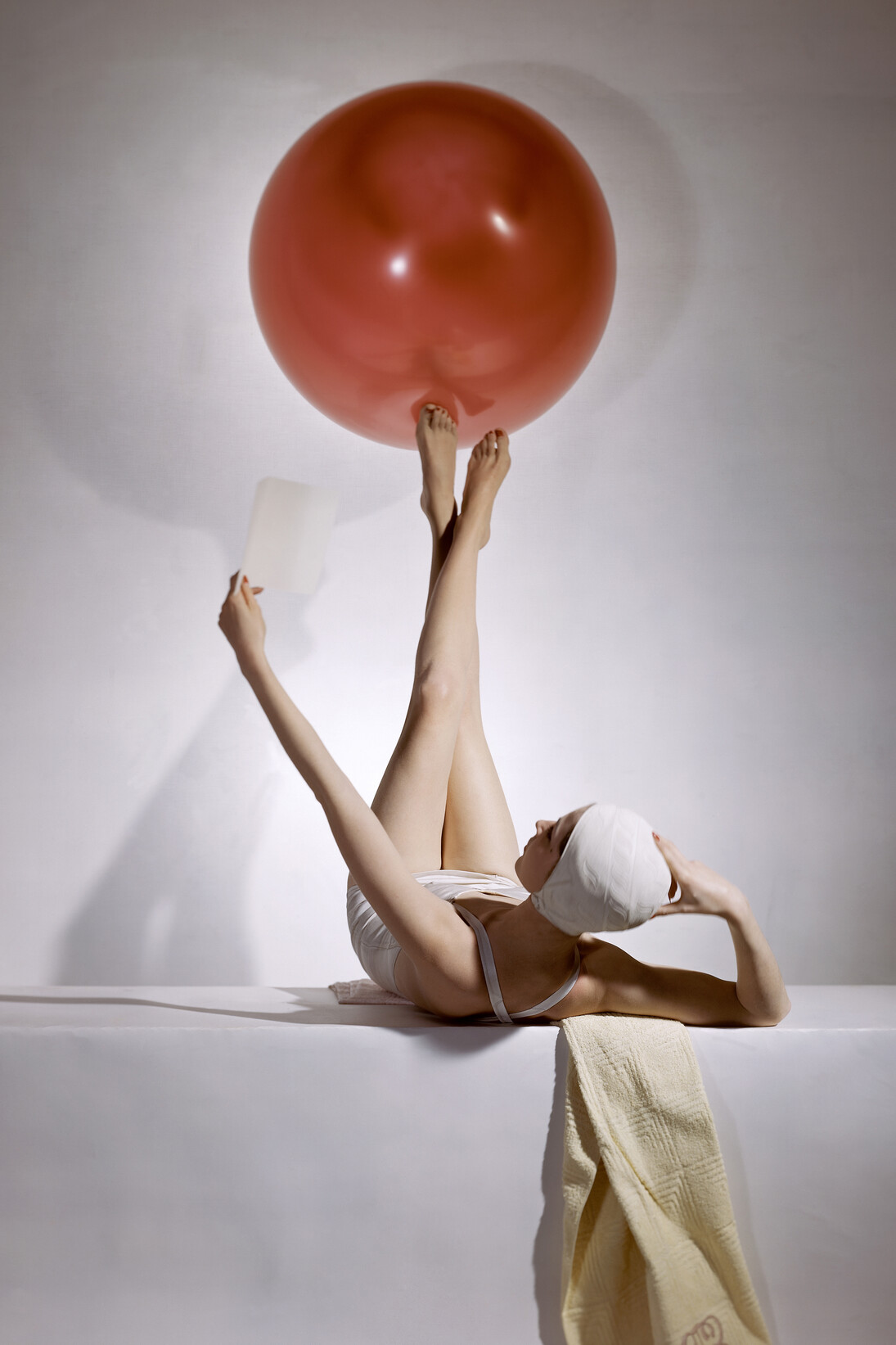 Horst, Summer Fashions, American Vogue cover, 15 May 1941, © Condé Nast / Horst Estate  