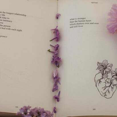 HoleniaPoesia dà voce a poeti rimasti nascosti, affinché possano finalmente essere letti e apprezzati.